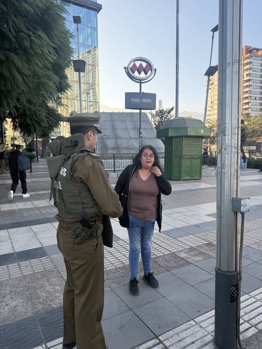 carabprandes's tweet photo. #LaReina: @Carabdechile realizan vigilancia especial en el exterior de Metro Mall Plaza Egaña, con la finalidad de prevenir delitos y brindar seguridad a quienes transitan por el sector.
#LaPrevencionEsNuestraEsencia 🚓🚇 https://t.co/bA3ywJc81q