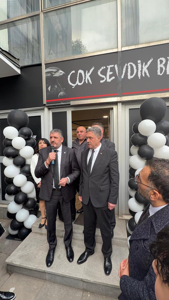 gundembjkcom's tweet photo. 🚨 Beşiktaş JK Yönetim Kurulu Üyesi Aykut Torunoğulları, Almanya’nın Hannover ve Hamburg şehirlerindeki Beşiktaşlılarla bir araya geldi.

◼️ Torunoğulları, Hannover Beşiktaşlılar Derneği’nin 10. kuruluş yıl dönümü balosunda Dernek Başkanı Yücel Sabuncu ve dernek üyeleriyle buluştu ve başkanlığını Mehmet Özlü’nün yaptığı Kuzey Almanya Hamburg Beşiktaşlılar Derneği’nin yeni lokalinin açılış törenine katıldı. @ATorunogullari