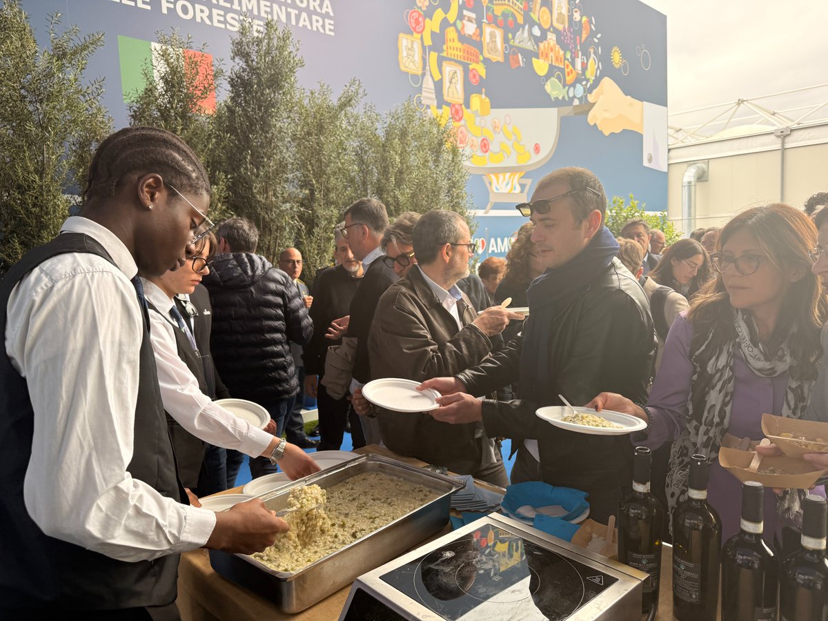 EnteRisi's tweet photo. #Vinitaly - Continua il nostro viaggio di promozione del riso italiano. Oggi anche tanti assaggi di #risotto grazie all'IPSEOA Angelo #Berti di Verona. La presidente Bobba incontra Bobba il Sottosegretario di Stato al Ministero della #Salute Marcello #Gemmato.
#Vinitaly #Masaf https://t.co/hdpDzFTeY1