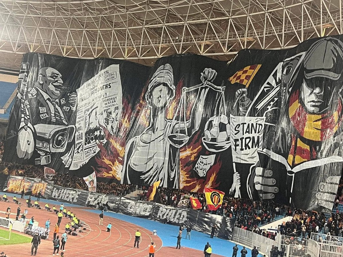 🇹🇳 I tifosi dell'Espérance Tunisi hanno realizzato una grande coreografia contro la nuova legge sulla pena di morte in Israele, pensata espressamente per colpire i cittadini palestinesi.

È stata esposta allo stadio ieri, durante la semifinale della Champions League africana.

👇
