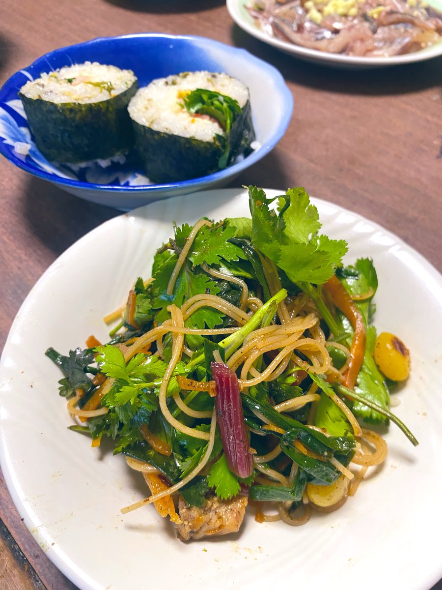 salt0302's tweet photo. 家にあったパクチーとにんじん、ニラ、鶏肉、銀杏で焼きビーフン！スタミナタレが美味しくてモリモリ食べれちゃう！野菜嫌いな家族にも好評でした🥬✨
#プロモーション
#ケンミン食品から提供いただきました
#RSP113に参加しました
#サンプル百貨店
#おかず焼ビーフン
#スタミナ源たれ https://t.co/0I1VWfe6jC