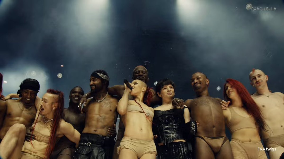 FKA 트위그스 코첼라 공연 오늘 꽤나 감명이 깊었던게 음악 여정의 결정체인 Eusexua라는 답을 >>Body High<<라는 퍼포먼스적인 개념으로 신체와 음악과 문화를 총망라한 시간이었고 이 음악가가 얼마나 큰 생각을 가지고 어디까지 갈 수 있는지 더욱 기대되기도 했다.