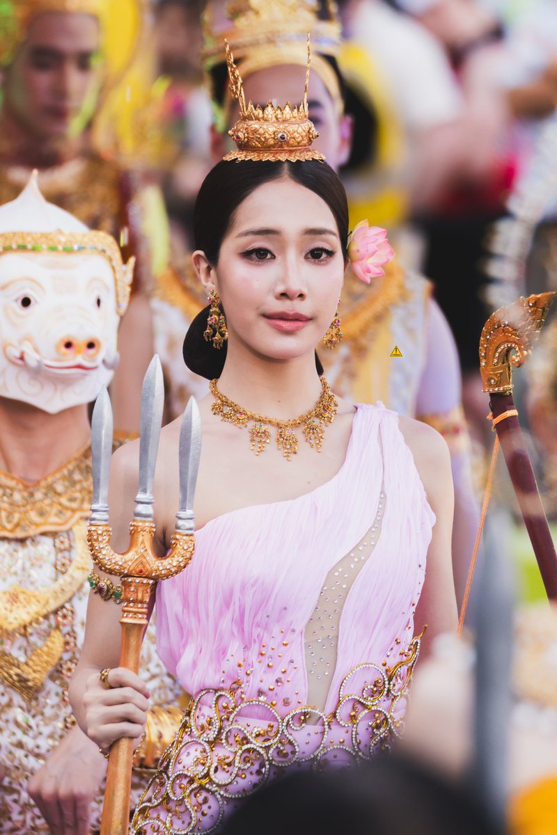 ระวังโดนตก! tweet media