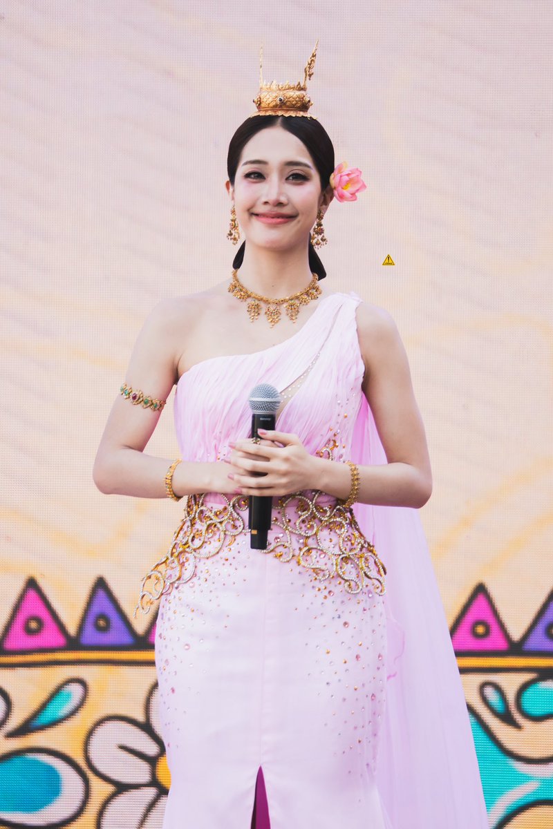 ระวังโดนตก! tweet media
