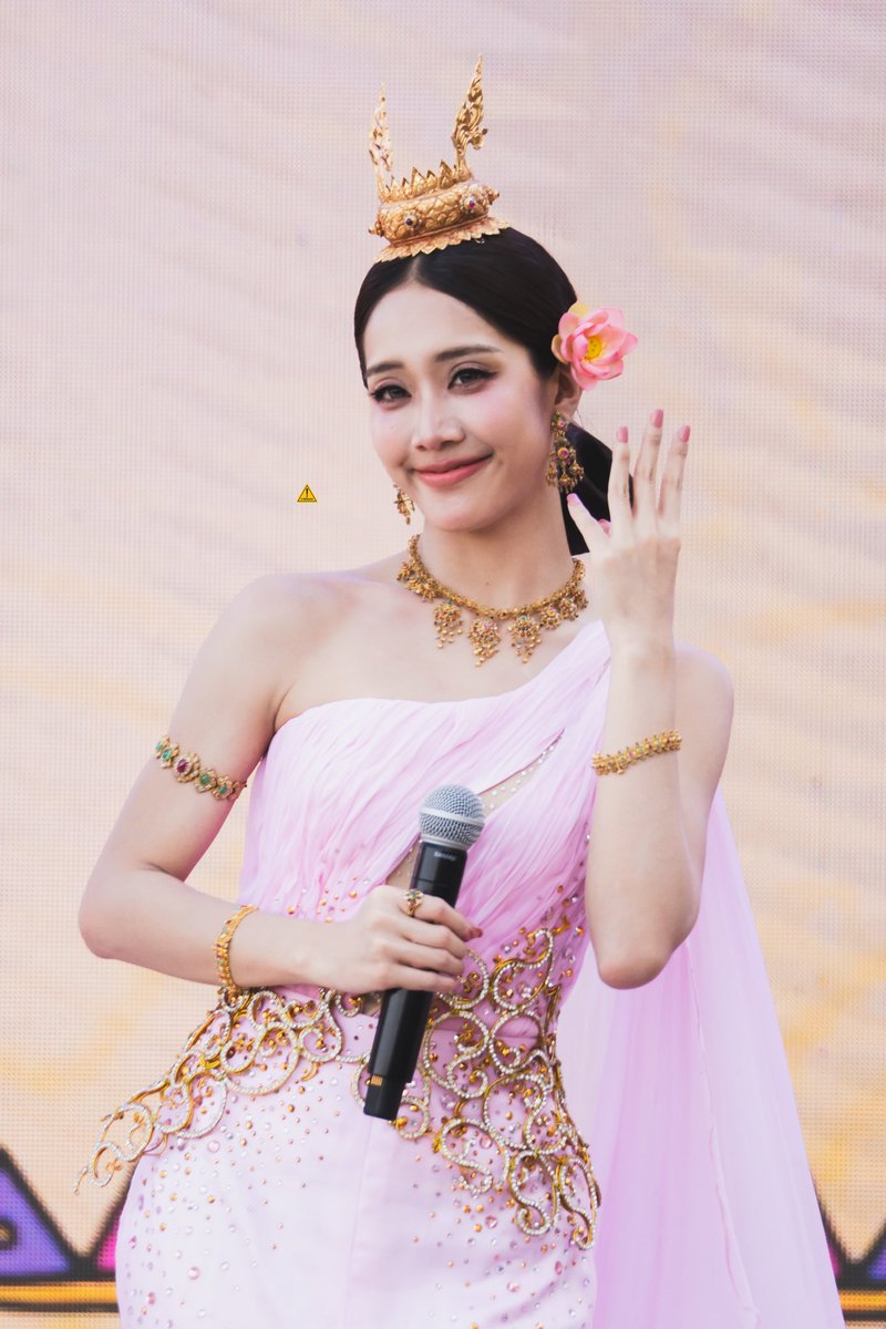 ระวังโดนตก! tweet media