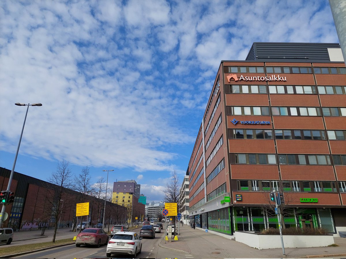 EloHenri's tweet photo. Hyvä viikon aloitus. Tapasin First North -listatun Asuntosalkun tj. Jaakko Sinnemaan @JSinnemaa yhtiön toimistolla Helsingin Konepajan alueella. 🏙

Keskustelimme strategiasta, markkinatilanteesta, koroista ja yhtiöstä sijoituskohteena. 📈

Asuntosalkku = n. 1.400 vuokra-asuntoa Suomen kasvukeskuksissa painottuen pks / liikenneyhteydet 🚊, 650 premium-vuokra-asuntoa Tallinnassa. Hyvät vuokrausasteet. 🏰🏘

Osakkeen hinta laskenut koronnousun myötä, Tallinnan myyntimarkkina toiminut yhtiöllä jo vuosia. 🤝🇪🇪

Analyysi tulossa @SalkunRakentaja + @Sijoittajafi 📊📝 #asuntosalkku

Edellinen analyysi 2/26:
https://t.co/h8QF9TuNGe

Ps. Löydätkö kuvista Linnanmäen eli Lintsin? 😀🎢 #kesä