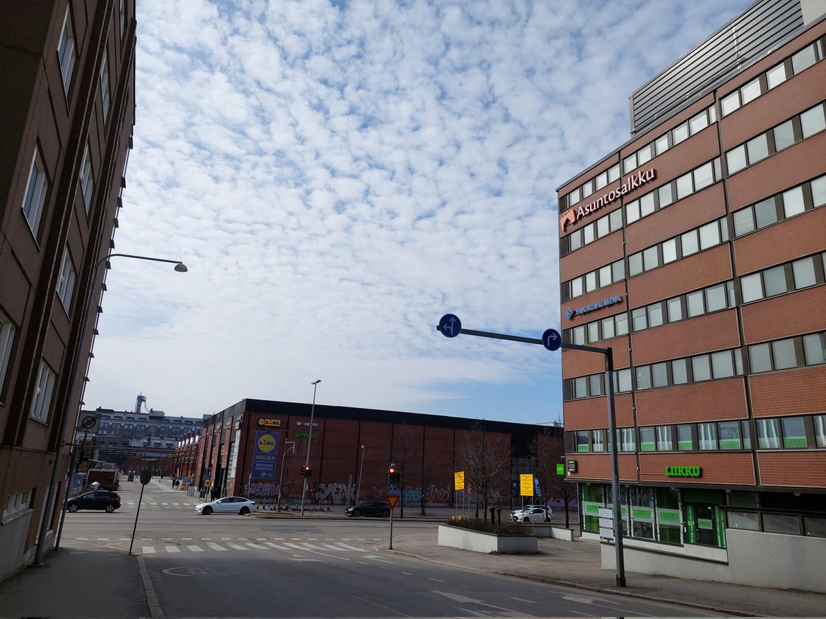 EloHenri's tweet photo. Hyvä viikon aloitus. Tapasin First North -listatun Asuntosalkun tj. Jaakko Sinnemaan @JSinnemaa yhtiön toimistolla Helsingin Konepajan alueella. 🏙

Keskustelimme strategiasta, markkinatilanteesta, koroista ja yhtiöstä sijoituskohteena. 📈

Asuntosalkku = n. 1.400 vuokra-asuntoa Suomen kasvukeskuksissa painottuen pks / liikenneyhteydet 🚊, 650 premium-vuokra-asuntoa Tallinnassa. Hyvät vuokrausasteet. 🏰🏘

Osakkeen hinta laskenut koronnousun myötä, Tallinnan myyntimarkkina toiminut yhtiöllä jo vuosia. 🤝🇪🇪

Analyysi tulossa @SalkunRakentaja + @Sijoittajafi 📊📝 #asuntosalkku

Edellinen analyysi 2/26:
https://t.co/h8QF9TuNGe

Ps. Löydätkö kuvista Linnanmäen eli Lintsin? 😀🎢 #kesä