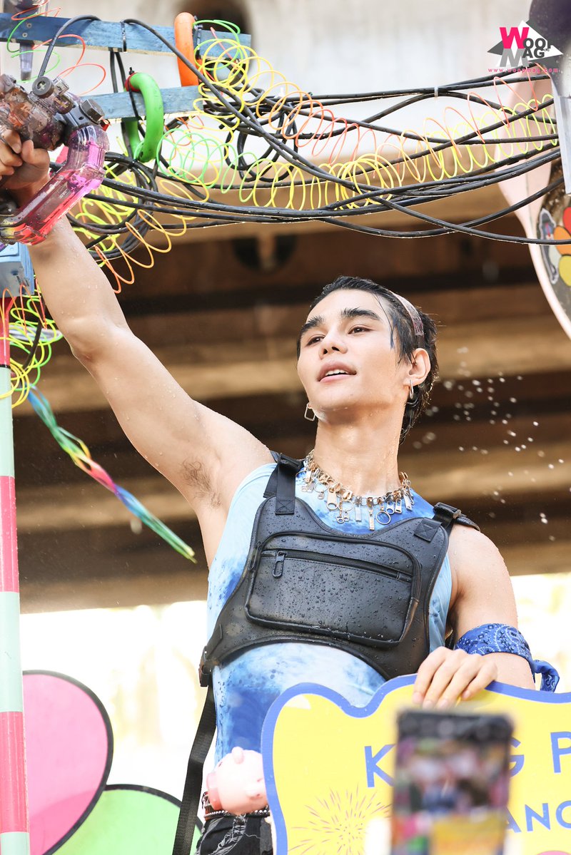 woopmag's tweet image. "เจฟ ซาเตอร์"  กับขบวนรถแห่ในงาน "King Power Rangnam Songkran Festival" อภิมหาสงกรานต์รางน้ำ 🌞🫧🔫 

#KingPowerSongkran2026xJeffSatur 
#KingPowerSongkran2026
#อภิมหาสงกรานต์รางน้ำ
#JeffSatur