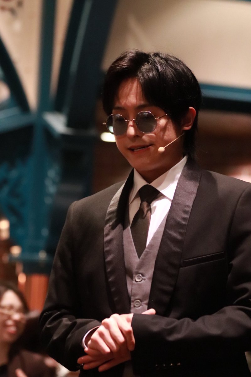 _411123_'s tweet photo. 顔が良かった
けど、まっじで暗すぎなのと席の配置とかでピントは合わないは画質良くないわ撮りづらいわで😇
演習的に仕方ないかもだけど、夏もこれなら👎🏻 https://t.co/w4RN8vRl8I