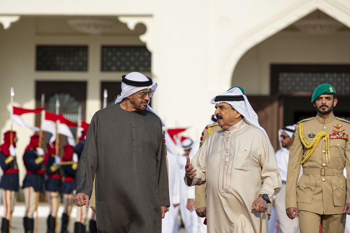 AAbdulsaeid's tweet photo. الرئيس الإماراتي وصل مملكة البحرين و اجتمع بالعاهل البحريني الملك حمد بن عيسى آل خليفة 

وزير الدفاع الإماراتي رافق الرئيس الإماراتي في هذه الزيارة https://t.co/44b5mD0Wcn