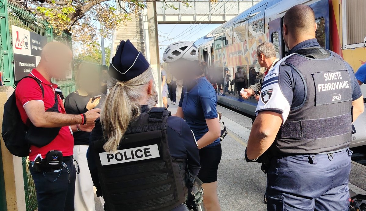 PoliceNat83's tweet photo. #SecuriteDuQuotidien
Les 👮♂️ de la CPN de #Sanary ont procédé à une opération de sécurisation des #TransportsEnCommun des 🚆 de St Cyr à Toulon, en collaboration avec la #Gendarmerie et #K9 , la police municipale, la #SUGE et les contrôleurs #SNCF. https://t.co/YWmTrQn3mA