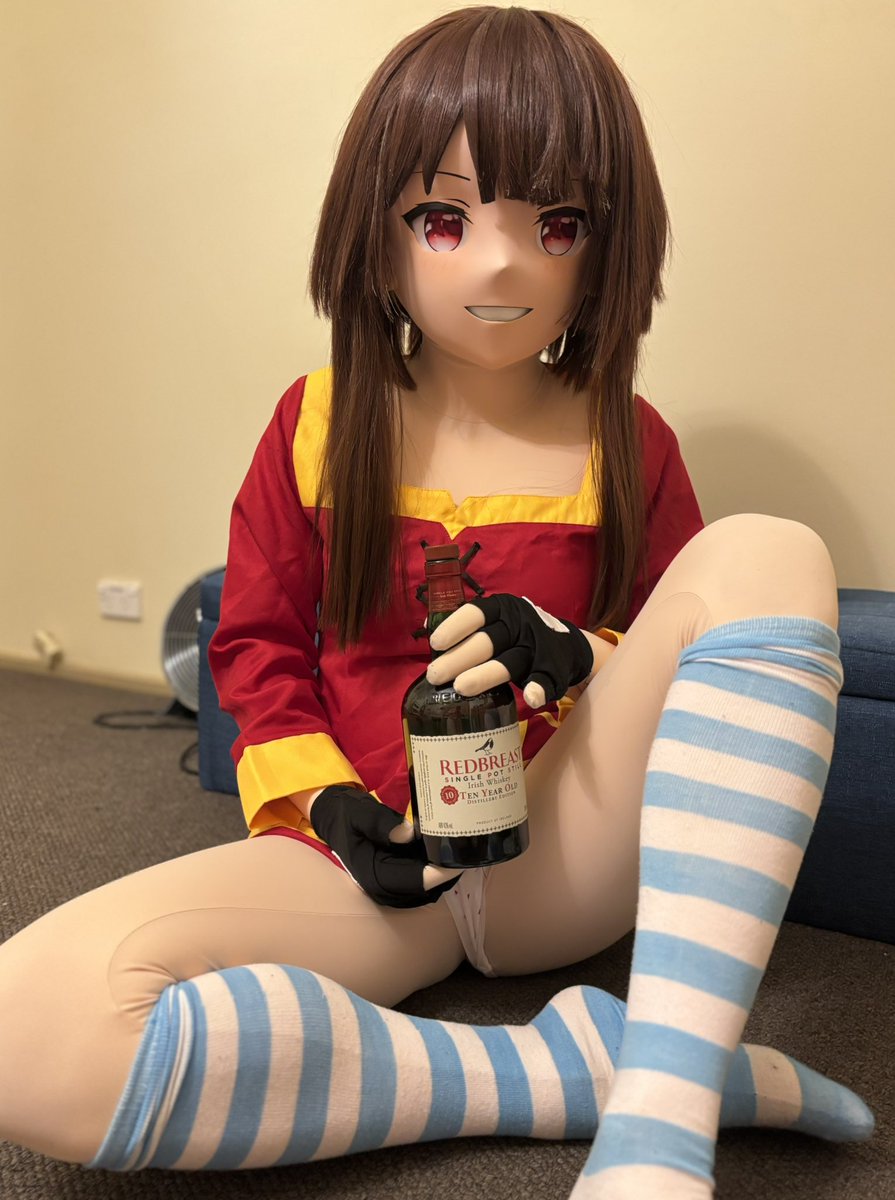 newtokig's tweet image. Are you beer person🍺 or a whiskey person🥃? Anyway I’m both so let’s get really drunk together and have a fun night.

#kigurumi  #megumin #guinness