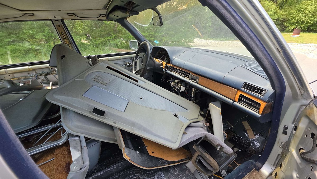vandercat's tweet photo. This will be the first time I've parted out and scrapped a car I drove, and I feel a bit bad for it 😅
But it's all worth it in the end! https://t.co/v62XShkIpr