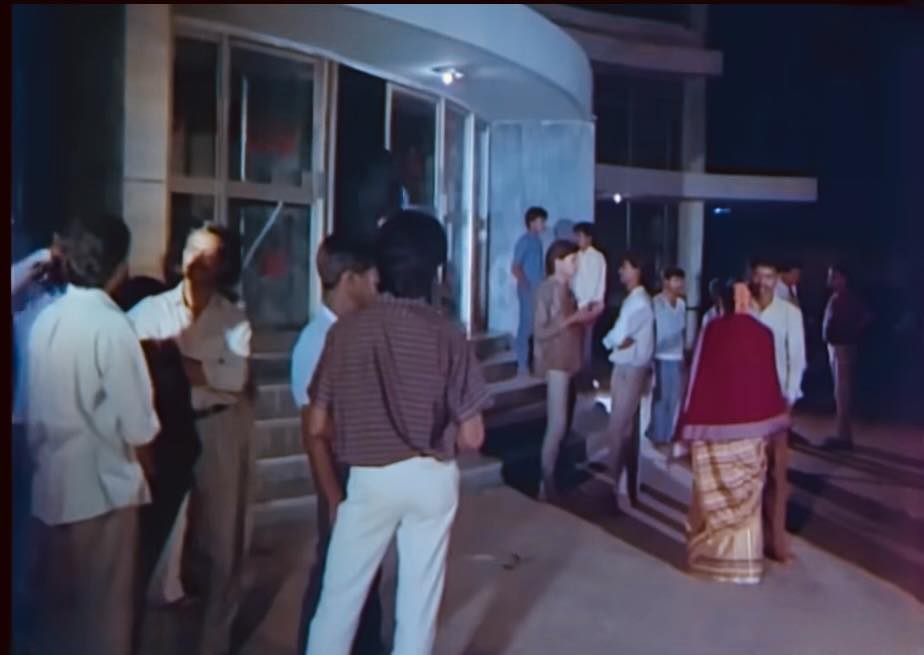 VinodJason's tweet photo. #OldBangalore: Cauvery Theatre, 1990.

Movie goers in deep conversation with friends while waiting for the 2nd show (night show) to begin.

The film timings for the theatre was 11:30 AM, 2:30 PM, 6:30 PM, and 9:30 PM.

The theatre had ample space inside its premises and was built in 1974. It faced demolition in 2024 and a new multiplex complex will take its place next.

#OldBengaluru #Bangalore #Bengaluru #CauveryTheatre #Kannada #Karnataka