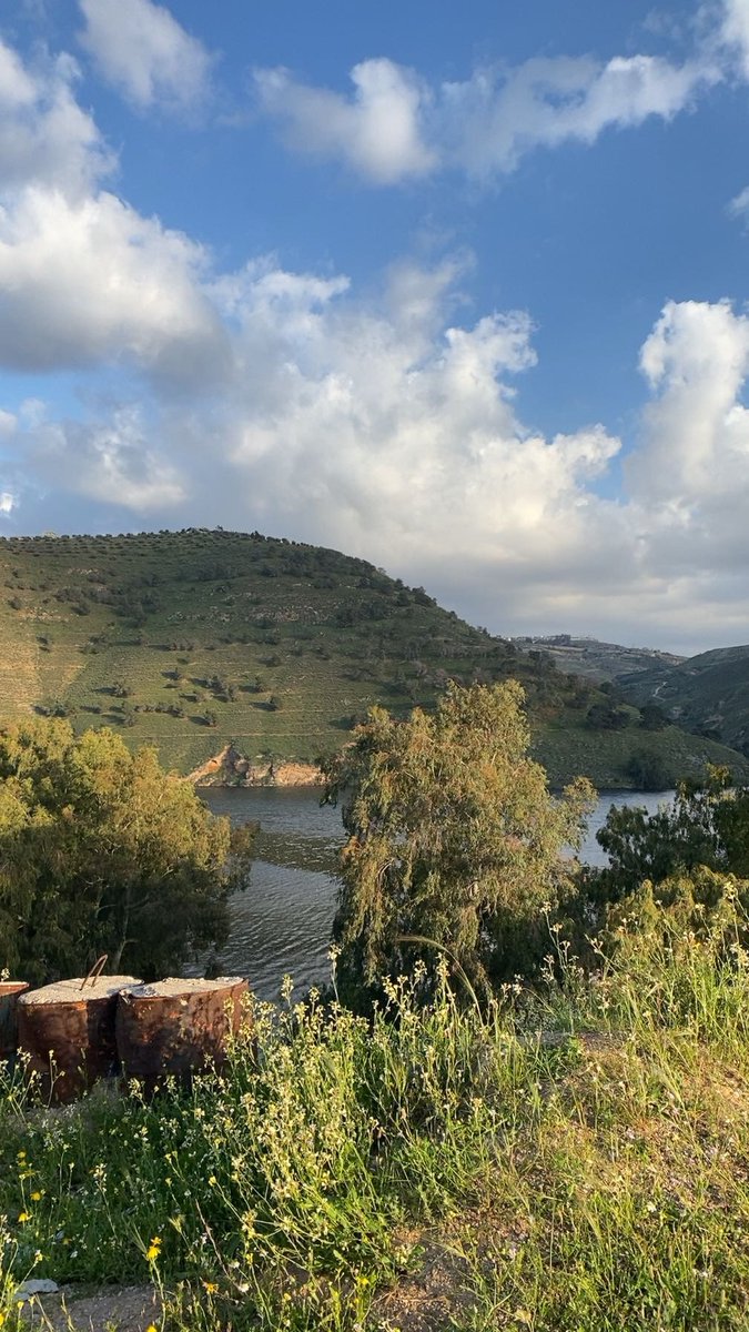 خذني من ليلي لليلك 
خذني عنوان لمساك