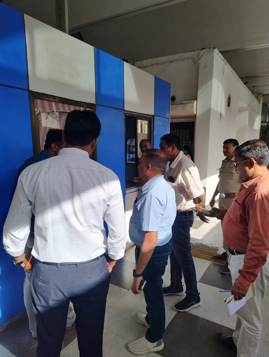 આજરોજ *CTCM SIR* દ્વારા જુનાગઢ વિભાગની મુલાકાત લીધેલી જુનાગઢ બસ સ્ટેશન ખાતે સ્થળ ઉપર વિઝીટ લઈ સ્વછતા અંગે નિરીક્ષણ કરેલ જરૂરી સુચના અને માર્ગદર્શન આપેલ છે <a href="/OfficialGsrtc/">GSRTC</a> <a href="/sanghaviharsh/">Harsh Sanghavi</a> <a href="/collectorjunag/">Collector Junagadh</a>