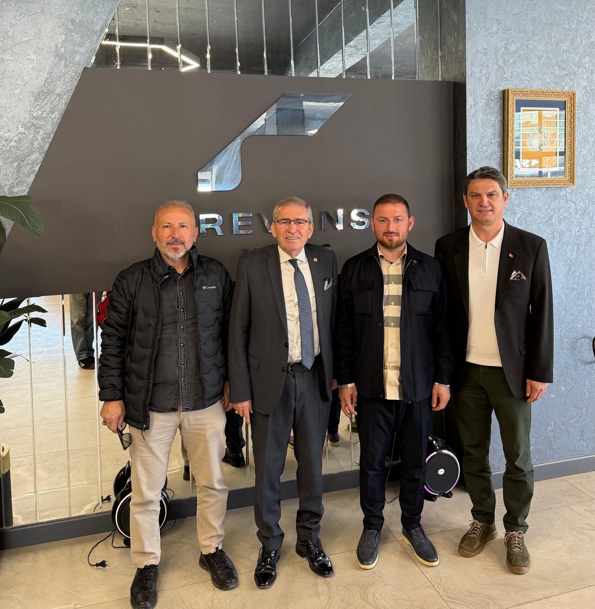 Sakaryamızın değerli iş insanı ve Yenikent Spor Kulübü Başkanı Faruk Koç’u; Başkan Vekilimiz Necmettin Koçak ve Başkan Yardımcımız Uğur Kobaş ile birlikte ziyaret ettik.

İlgisi için teşekkür eder çalışmalarında başarılar dileriz. 

<a href="/FarukKocTR/">Faruk Koç</a>