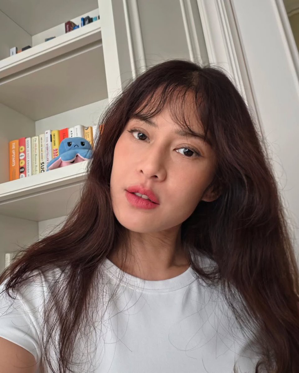 FilmIndoSource's tweet photo. Dian Sastrowardoyo debuts new haircut with bangs. 💇‍♀️ https://t.co/sHegxPQBbx
