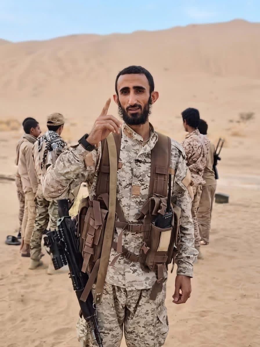 majedalkhalda's tweet photo. هذا البطل قدم رسالة عربية لايتام الخميني 
لكن استهزؤوا بشكله  

الرجال ماهي بشكالها الرجال بفعالها
والنعم بثوار اليمن الاحرار 
ونعم الرجال ان شاء الله نشوفكم في صنعاء مكبرين مهللين https://t.co/nqh5kVyNhh