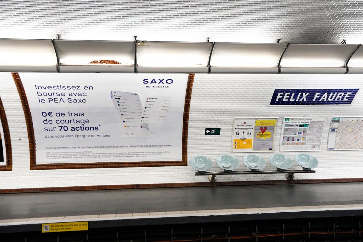 Le PEA Saxo prend le métro ! 🚇

On s'affiche sur vos trajets quotidiens pour vous rappeler qu'investir sur les meilleures entreprises européennes n'a jamais été aussi accessible✨

🚀 Tarifs compétitifs
📱 App ultra-fluide
🎁 Fiscalité optimisée

***
Ceci n'est pas un conseil en