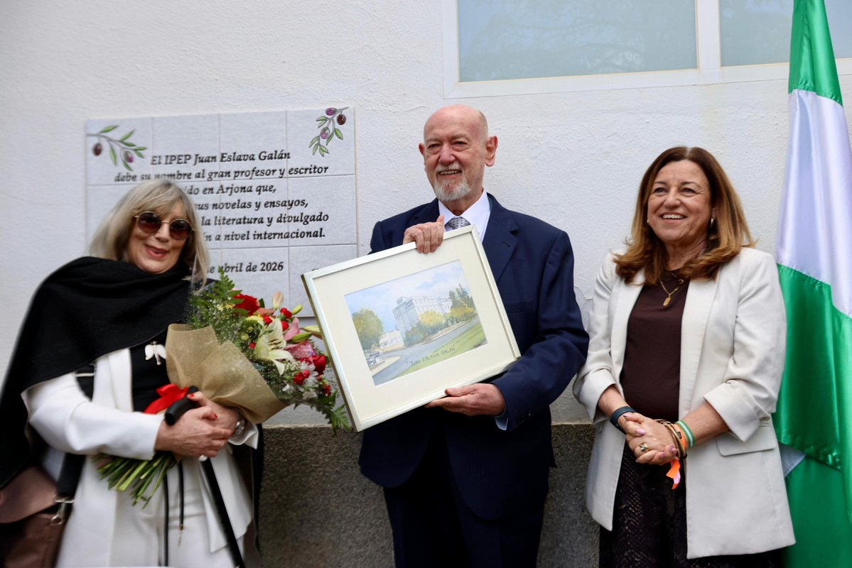 EducaAnd's tweet image. El @IpepJaen estrena hoy el nuevo nombre elegido por su comunidad educativa: IPEP Juan Eslava Galán. 

El acto, con el escritor jiennense y la consejera, @MC_CastilloMena, pone en valor una trayectoria extraordinaria y el compromiso con la #educación de adultos. 

¡Enhorabuena!
