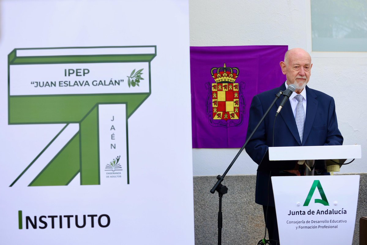EducaAnd's tweet image. El @IpepJaen estrena hoy el nuevo nombre elegido por su comunidad educativa: IPEP Juan Eslava Galán. 

El acto, con el escritor jiennense y la consejera, @MC_CastilloMena, pone en valor una trayectoria extraordinaria y el compromiso con la #educación de adultos. 

¡Enhorabuena!
