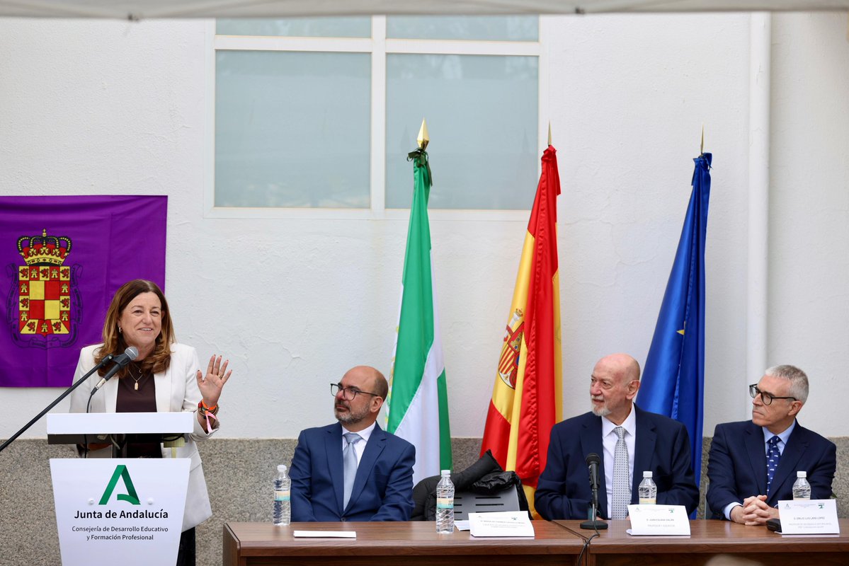 EducaAnd's tweet image. El @IpepJaen estrena hoy el nuevo nombre elegido por su comunidad educativa: IPEP Juan Eslava Galán. 

El acto, con el escritor jiennense y la consejera, @MC_CastilloMena, pone en valor una trayectoria extraordinaria y el compromiso con la #educación de adultos. 

¡Enhorabuena!