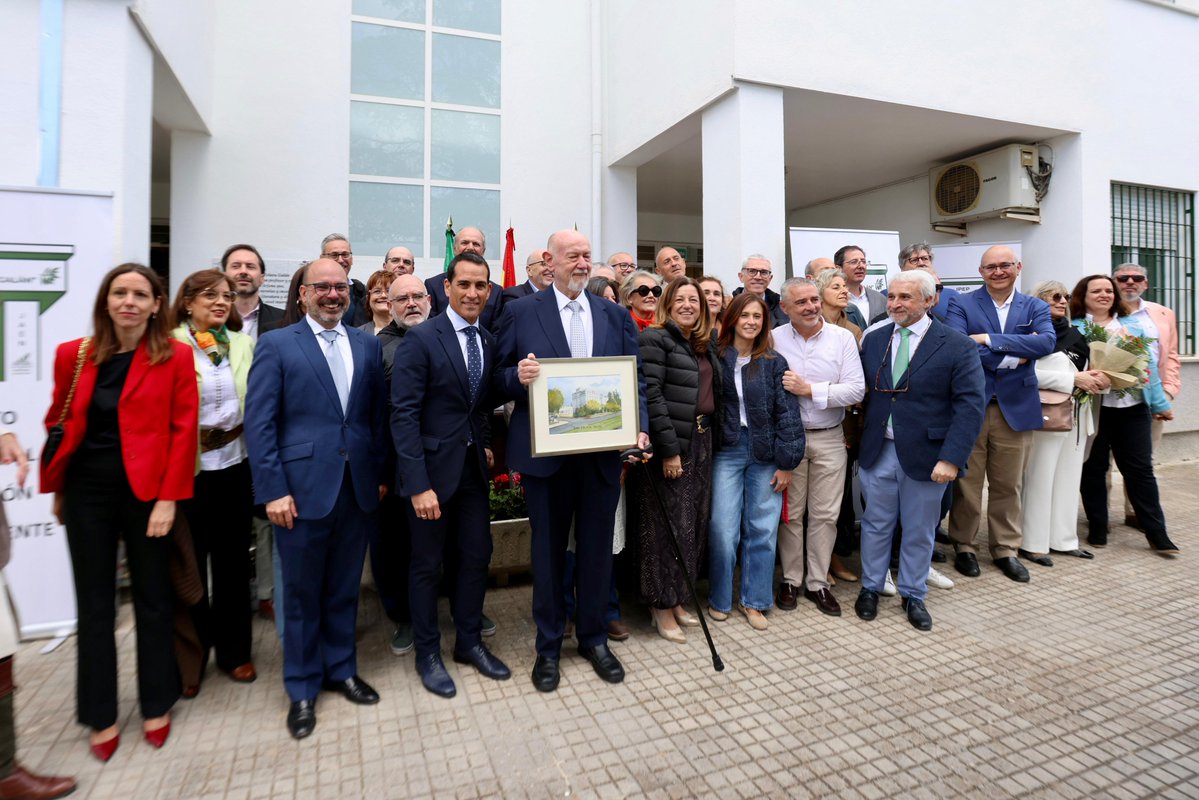 EducaAnd's tweet image. El @IpepJaen estrena hoy el nuevo nombre elegido por su comunidad educativa: IPEP Juan Eslava Galán. 

El acto, con el escritor jiennense y la consejera, @MC_CastilloMena, pone en valor una trayectoria extraordinaria y el compromiso con la #educación de adultos. 

¡Enhorabuena!