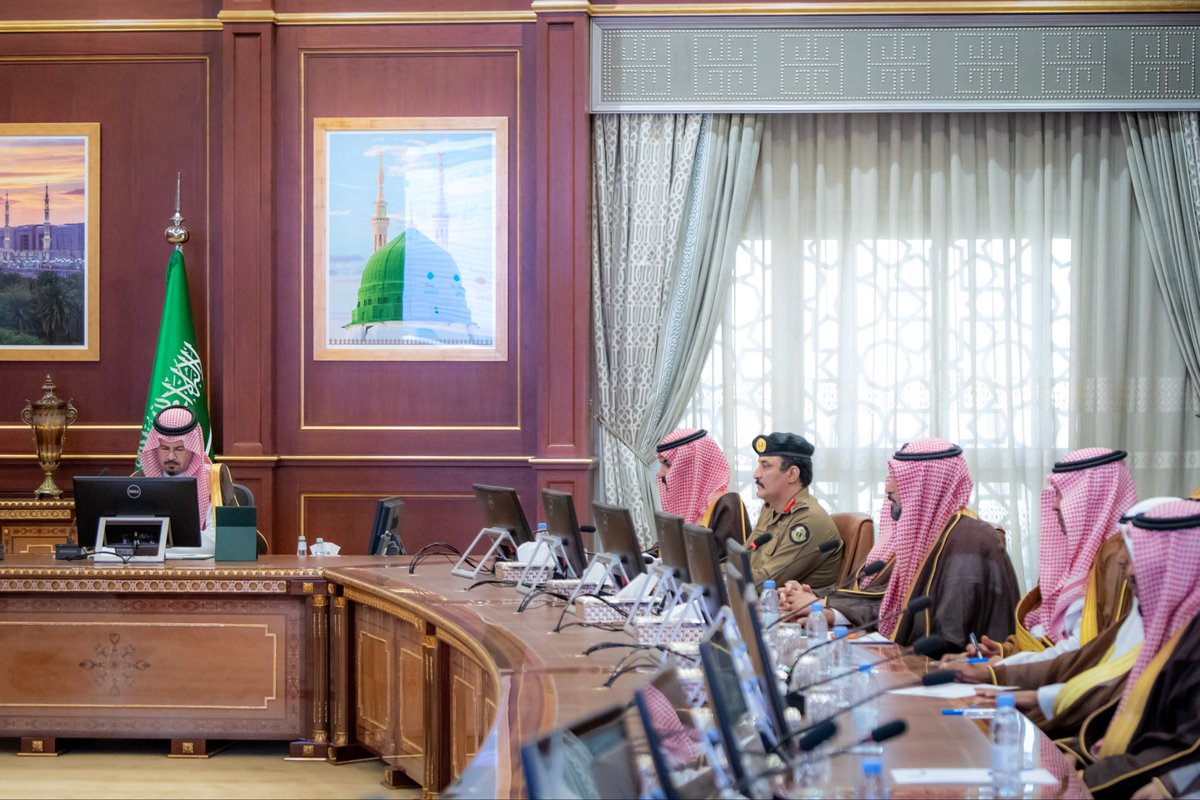 imarat_almadina's tweet photo. سمو أمير منطقة #المدينة_المنورة #سلمان_بن_سلطان يترأس اجتماع اللجنة التنفيذية للإسكان التنموي بالمنطقة، ويطّلع على سير الأعمال والمبادرات، ومؤشرات التقدم في تنفيذ المشاريع، إلى جانب بحث الخطط المستقبلية لزيادة المعروض السكني وتوسيع نطاق الاستفادة. https://t.co/Ql4SulgBKW
