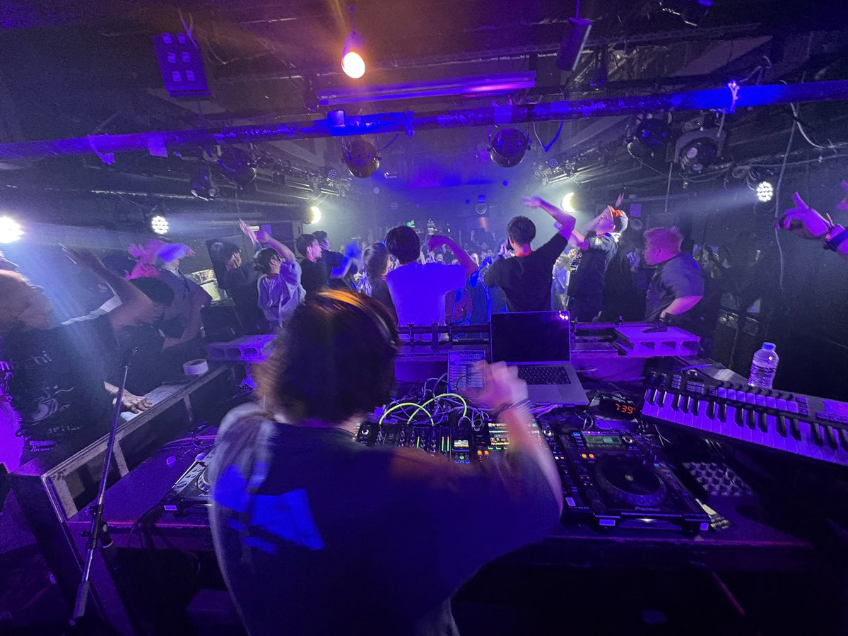 DjAkkeY's tweet photo. 改めまして #OsakaMelty ご来場いただきありがとうございました！

主催しておりましたAkkeYです🕺
始まる前まで大丈夫かな〜とずっとドキドキでしたが当日はたくさんの方にご来場いただきあっという間の時間でした。

2年前のOsaka Melty Hyperで最後かなと思っていたのですが、夏頃に「やっぱやるかー！」と思い立ってセコセコと準備準備…

OM創設者のやとぅー、VJ統括のものぶらいと、DJ統括のFAIZ、ナイスEP制作のわち、素敵な仲間とこのイベントを作ることができ感無量です。ありがとー！
5年前に立ち上げたイベントがここまで愛されるまでになったのはみんなのおかげです。

そして出演いただきましたアーティストやフードの皆様、運営を支えてくれたスタッフのみんな、加えて本イベントにお越しいただきました music loverの皆様！
全員、本当にありがとうございました！！

グッズも作った、EPも作った、色々やり切ったのでもういいかなーとかと思いつつ、
ハッシュタグ付きで感想ポストをいただけると次回開催のきっかけにもなるので、ぜひ応援のほどよろしくお願いいたします！