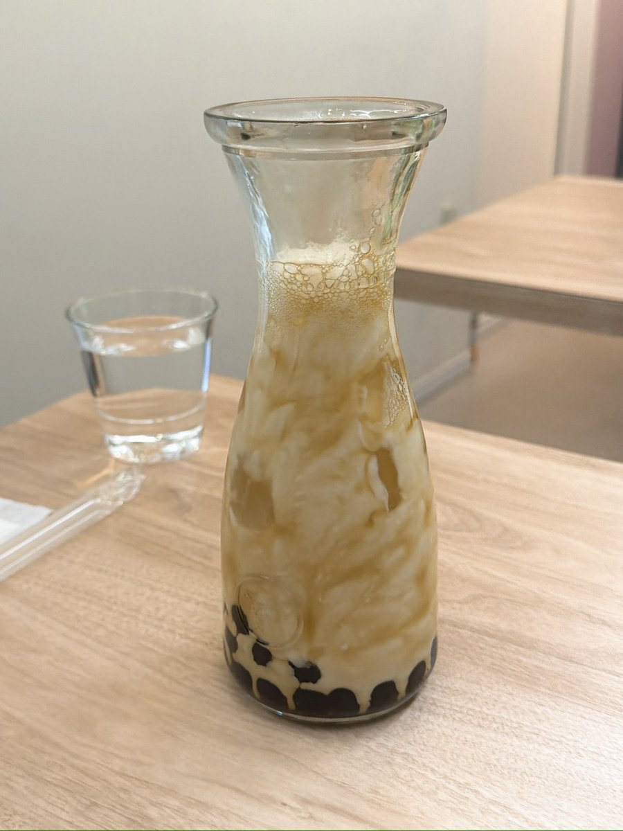 kuuneru_tabiru's tweet photo. このアイス話題だけど、個人的に日本一美味しい「黒糖烏龍ミルクティー」が横浜中華街のここ。この"黒糖タピオカ烏龍ミルクティー"はタピオカ界で圧倒的においしい…🤤 https://t.co/LhHjlqYIw0