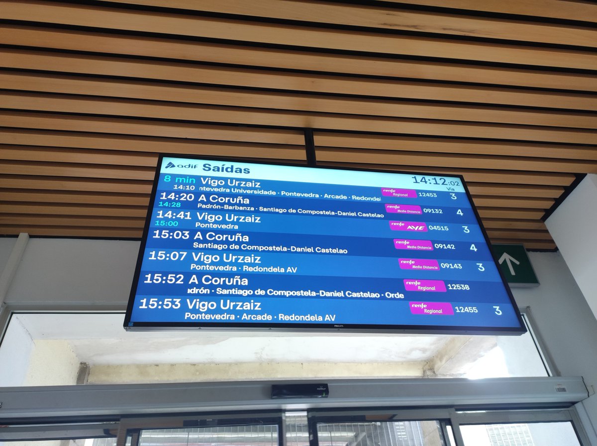 nomdefinitivo's tweet photo. «Se isto fose Barcelona ou Madrid, xa estarían queimando trens», di un operario: retrasos continuos, trens bloqueados na app (para evitar reclamacións?), traxectos en bus, folga encuberta de maquinistas, obras en Vigo... Todo o curso chegando tarde! @obloque  @galiciapress https://t.co/gCkBgA36Rg