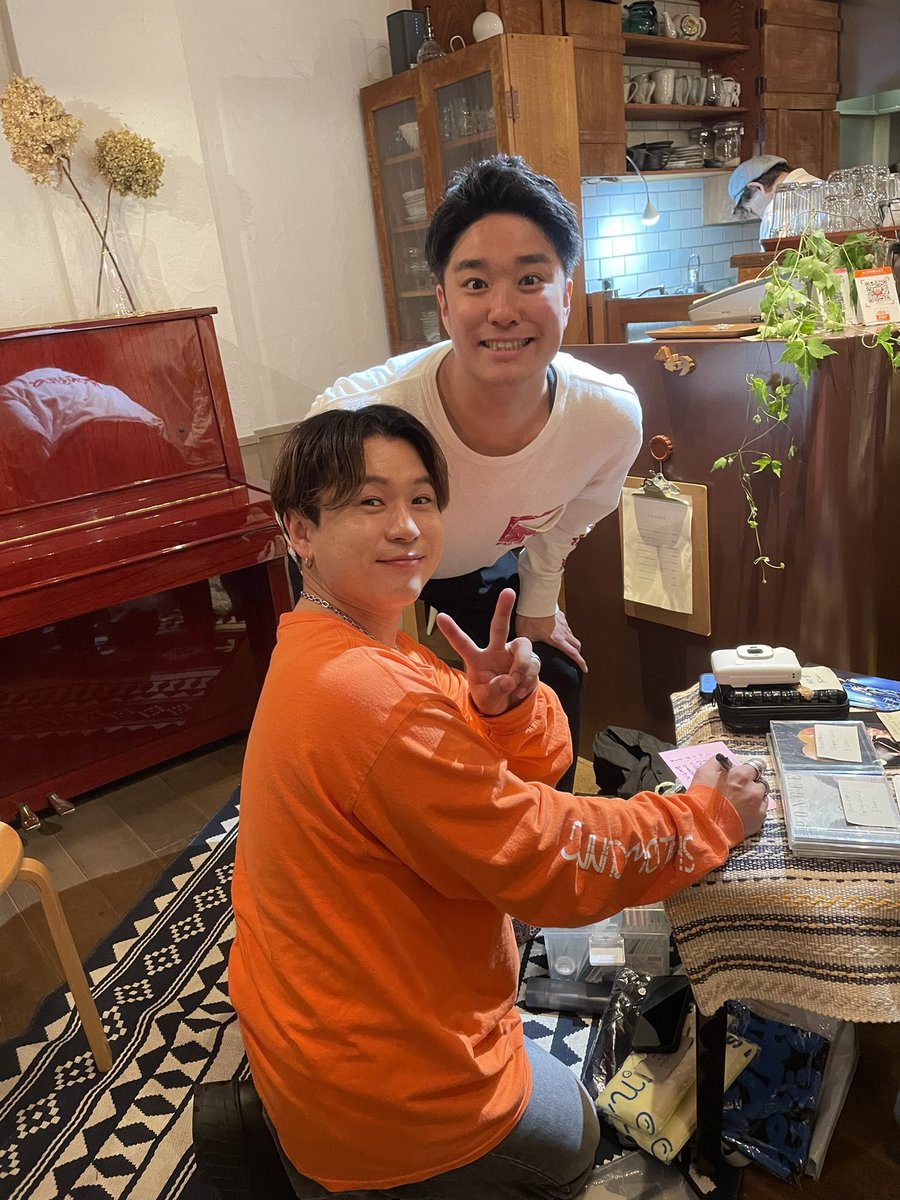 zhNEL4SzNBTcok3's tweet photo. クリニック通院日記
(517) 4/12(日)そのニ
夜は、吹田の
☕️#Zutto-Coffee☕️
にて、❤️#PONGEE❤️のカフェライブでした。
🎊#30回目🎊
と言うことで、記念すべき日でした🎉🎉🎉🎉🎉
㊗️おめでとう御座います🥳🥳🥳🥳🥳
「初めては、いつだったか?覚えてる?」と、聞いたら、2人とも覚えてなくて、ファン友が調べてくれました🙆♀️
第1回目は
「2022.5.28」でした。
写真で振り返ると、
その日は、ライブ後のディナーは、あの美味しいカレーだったようです😋
最後の4枚目の写真は、
「2026.4.12」
約4年経ってるのに、あまり変わってないような😍🙆♀️
でも、この4年の間に、
作曲した歌は、確実に増えて来てるし、
エモい歌を、つくるようになって来てるし、
🎹#上野響🎹くんは、2曲もピアノ🎹で、弾けるようになってる👏👏👏👏👏💕🙆♀️イェーイ💕🙆♀️