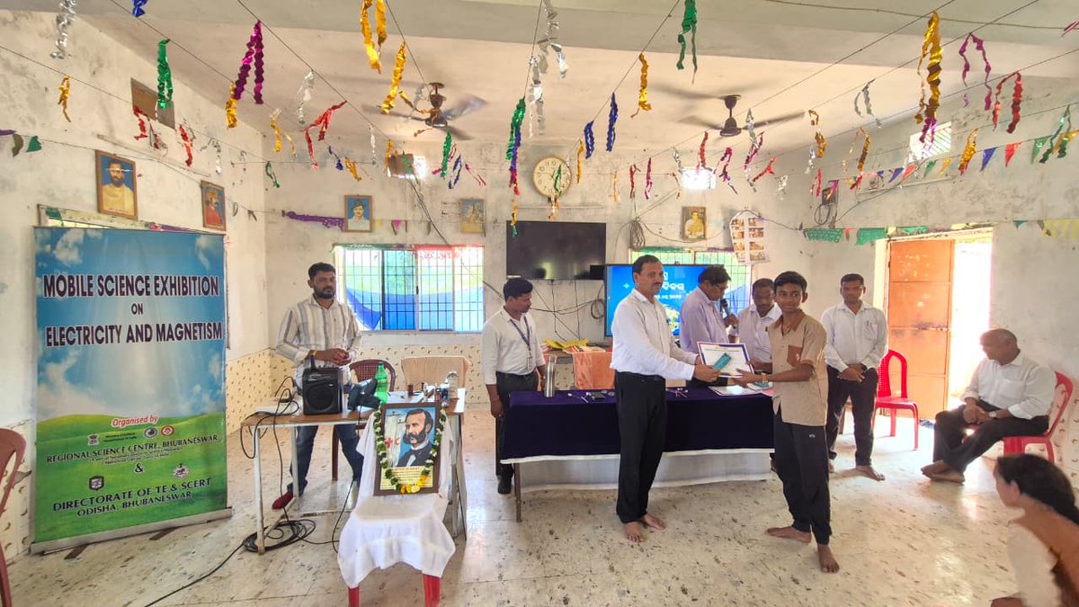 ncsmgoi's tweet photo. 🚐⚡ MSE on “Electricity &amp; Magnetism” by @RSCBhubaneswar, a unit of @ncsmgoi, @MinOfCultureGoI, in Sundargarh featured demos, films &amp; quizzes. ✨

#ElectricityAndMagnetism #ScienceOnWheels #NCSM https://t.co/xrhDFCxGhx