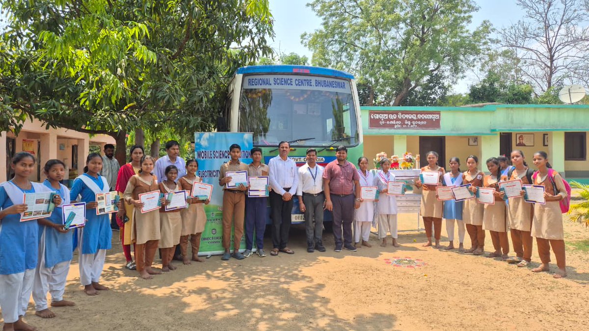 ncsmgoi's tweet photo. 🚐⚡ MSE on “Electricity &amp; Magnetism” by @RSCBhubaneswar, a unit of @ncsmgoi, @MinOfCultureGoI, in Sundargarh featured demos, films &amp; quizzes. ✨

#ElectricityAndMagnetism #ScienceOnWheels #NCSM https://t.co/xrhDFCxGhx
