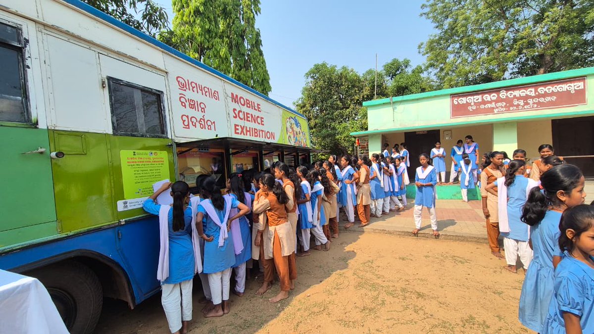 ncsmgoi's tweet photo. 🚐⚡ MSE on “Electricity &amp; Magnetism” by @RSCBhubaneswar, a unit of @ncsmgoi, @MinOfCultureGoI, in Sundargarh featured demos, films &amp; quizzes. ✨

#ElectricityAndMagnetism #ScienceOnWheels #NCSM https://t.co/xrhDFCxGhx