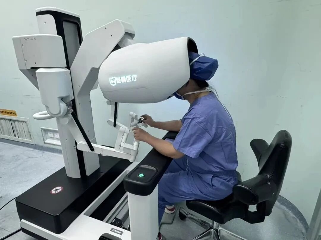 hangzhoufeel's tweet image. 🏥 A 620° surgical robot changing the way of surgery! The SR01-200 surgical #robot co-produced by Hangzhou-based Kangji #Medical Instrument and Weijing Medical is now in clinical use for breast surgery. With ultra-flexible robotic arms, it helps reduce surgical difficulty,