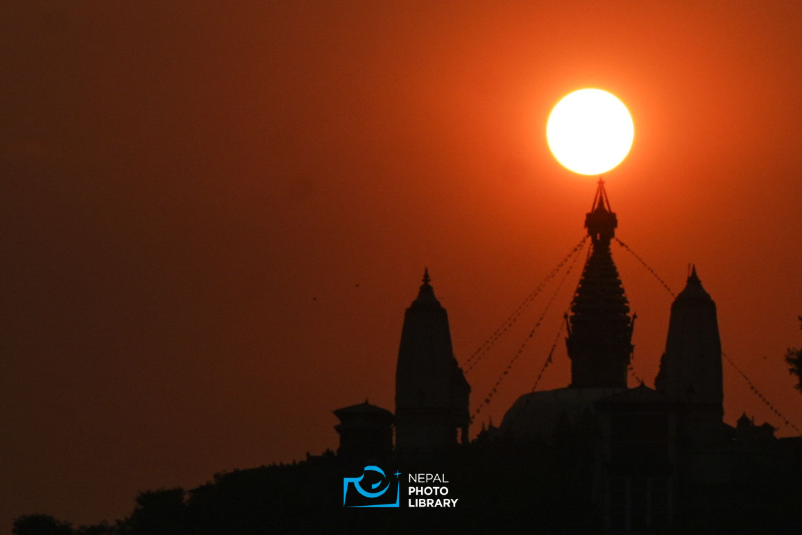 nepalphotolib's tweet image. २०८२ सालको अन्तिम सुर्यास्त यस्तो देखियो स्वयम्भू महाँचैत्य ।
तस्बिर : विजेन अमात्य/ नेपाल फोटो लाइब्रेरी
#nepalphotolibary #NewsUpdate #NPL #swayambhumahachaitya