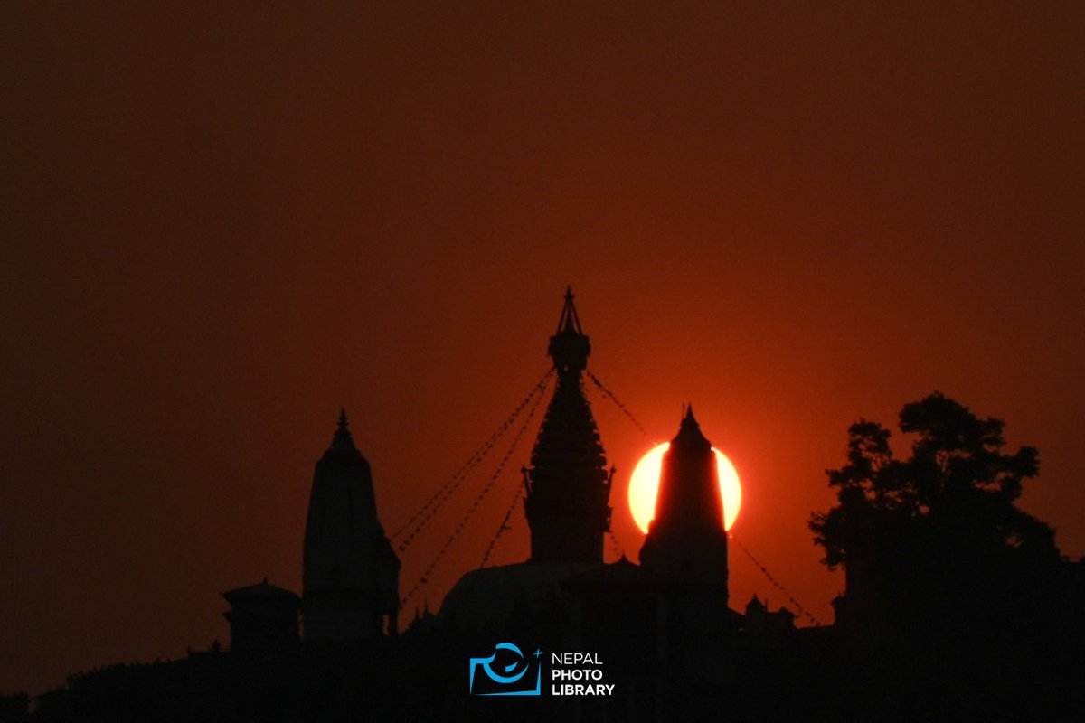 nepalphotolib's tweet image. २०८२ सालको अन्तिम सुर्यास्त यस्तो देखियो स्वयम्भू महाँचैत्य ।
तस्बिर : विजेन अमात्य/ नेपाल फोटो लाइब्रेरी
#nepalphotolibary #NewsUpdate #NPL #swayambhumahachaitya