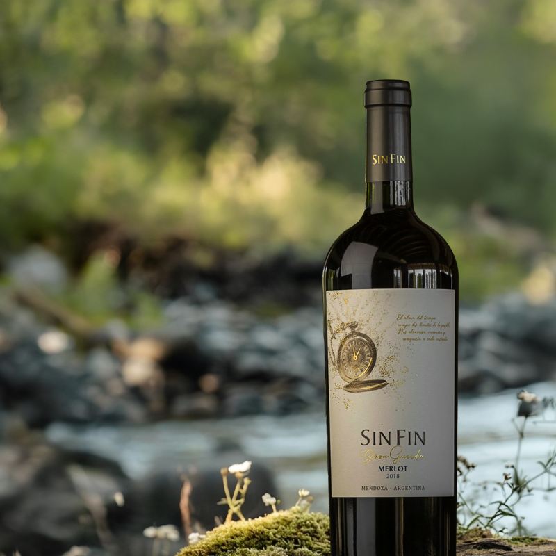 BodegaSinFin's tweet photo. Gran Guarda Merlot
Un vino de perfil elegante y expresivo, con aromas a frutas rojas maduras que se integran con delicadas notas especiadas y matices por su paso por roble. 
Conseguí tu Gran Guarda Merlot en nuestra bodega o en nuestra tienda online https://t.co/B8NLwWUOCS https://t.co/xeN3l4yA0z