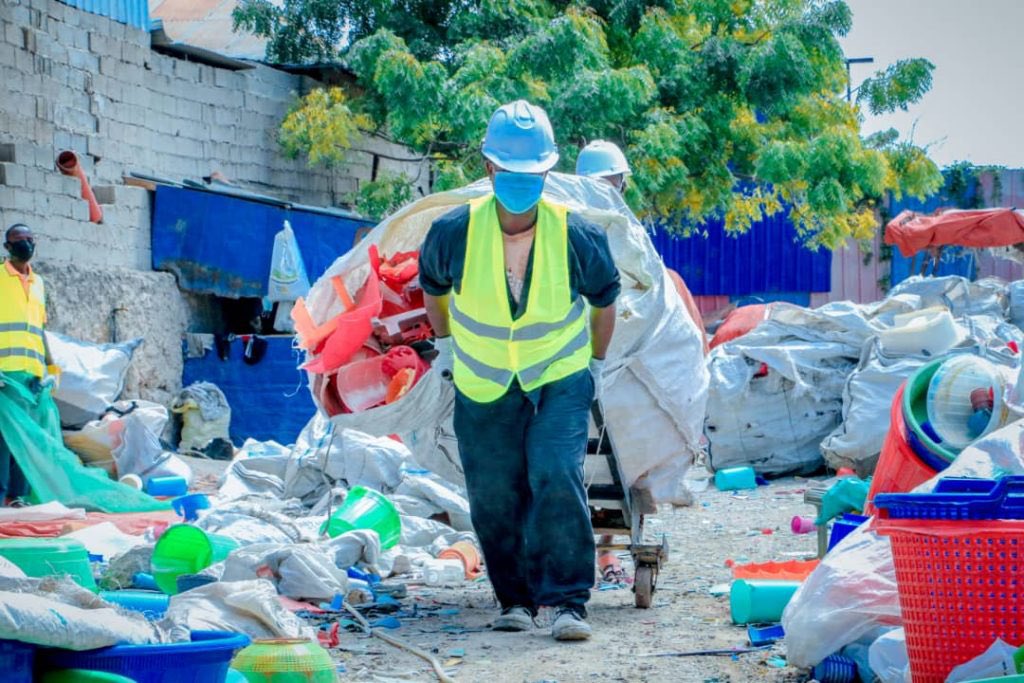 LoritemRecycle's tweet photo. Recycling waste ensures that the environment is cleaner by reducing some of the waste that can be molded into useful products instead of filling our landfills

People living in a clean environment 

Recycling helps preserve some of the world's scarce resources. https://t.co/AtLLSo3lka