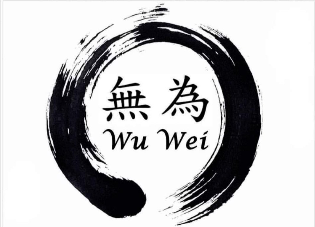 1
El Tao del que puede hablarse
no es el Tao eterno.
El nombre que puede nombrarse
no es el Nombre eterno.
Lo eternamente real es innombrable.
El nombre es el origen
de todas las cosas particulares.
Libre de deseo, comprendes el misterio.