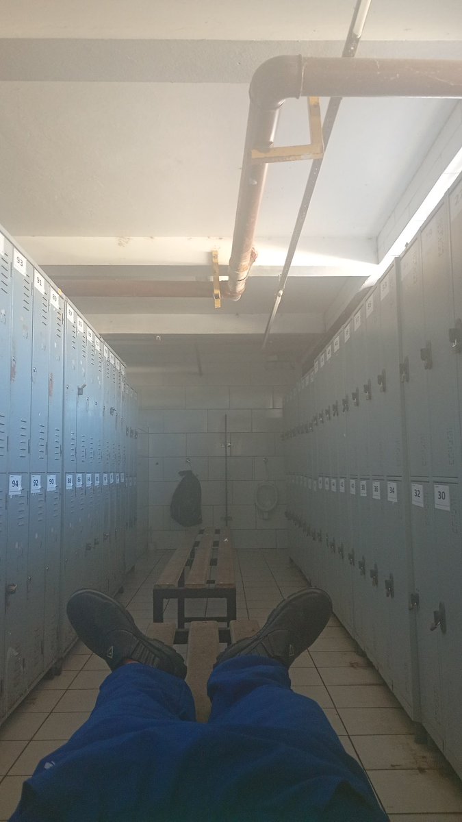 psychoxgames's tweet image. Descansando na hora da paradinha 
#trampo #vestiario