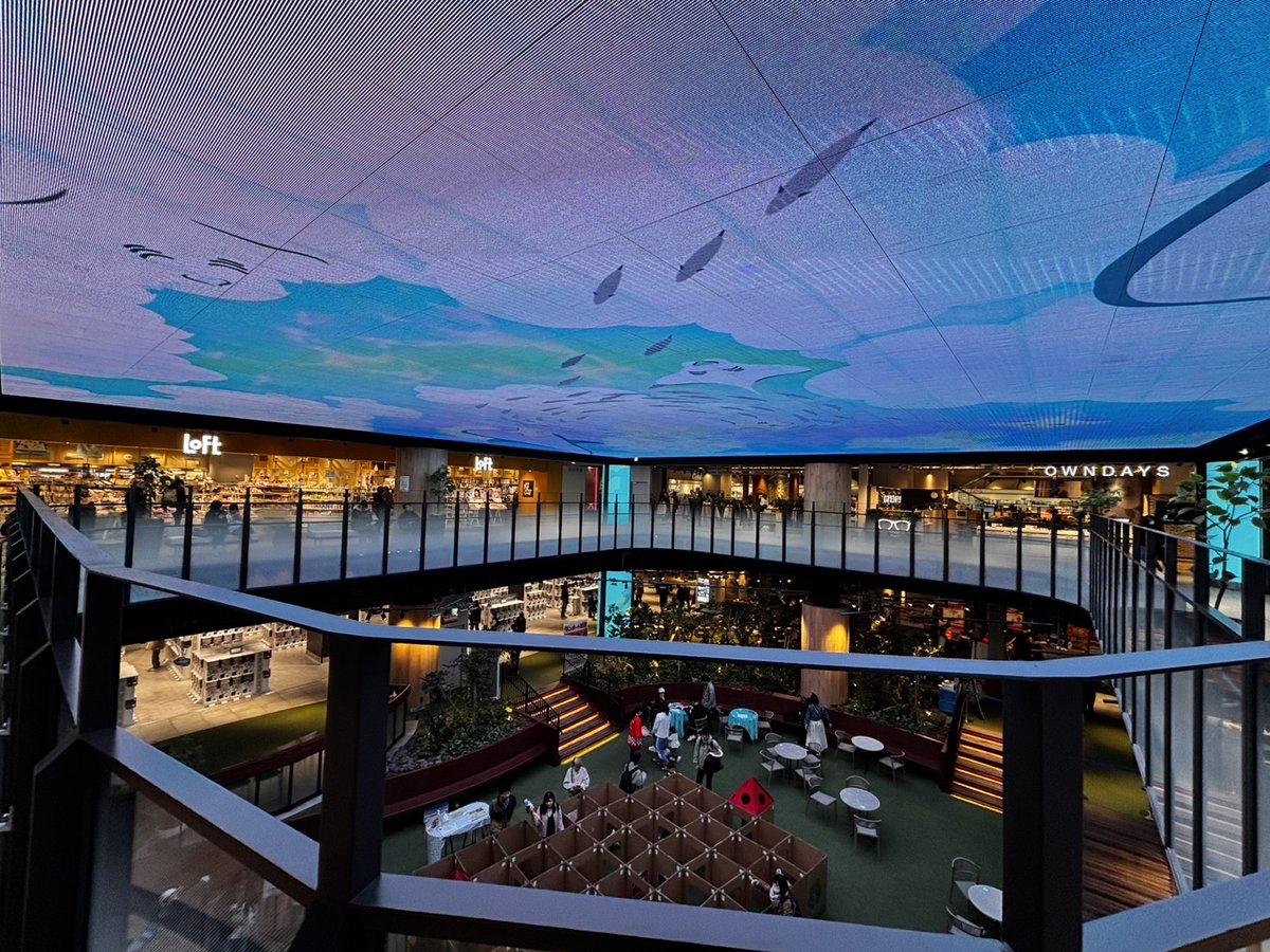 kotton105910's tweet photo. 新さっぽろで見上げた空、実は16m×16mもある道内最大級のLEDビジョン!
透過型だから、デジタルなのに圧迫感がなくて自然光がふんわり差し込む心地よさ😊
昼は青空、夜は星空。
周りの空間も相まって心地いい✨
#BiVi新さっぽろ #BiViPARK #癒やし #新さっぽろ https://t.co/1ZgMgF5UKE