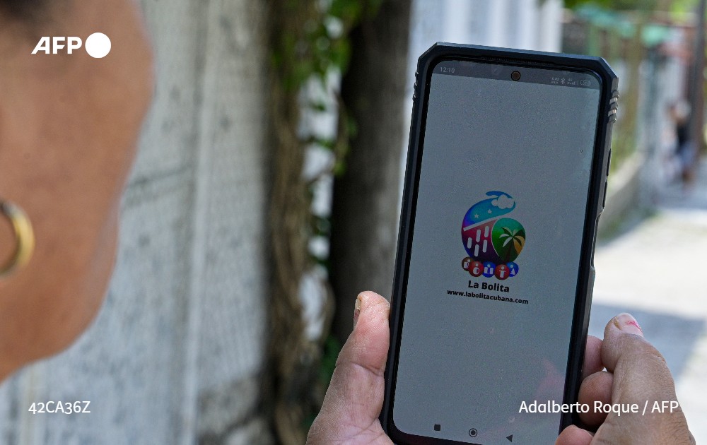 Julestelles's tweet photo. "La bolita", la lotería clandestina que multiplica sus seguidores en medio de la fuerte crisis económica en Cuba #AFP https://t.co/GNllLAwW1i https://t.co/PLli8NHHTd