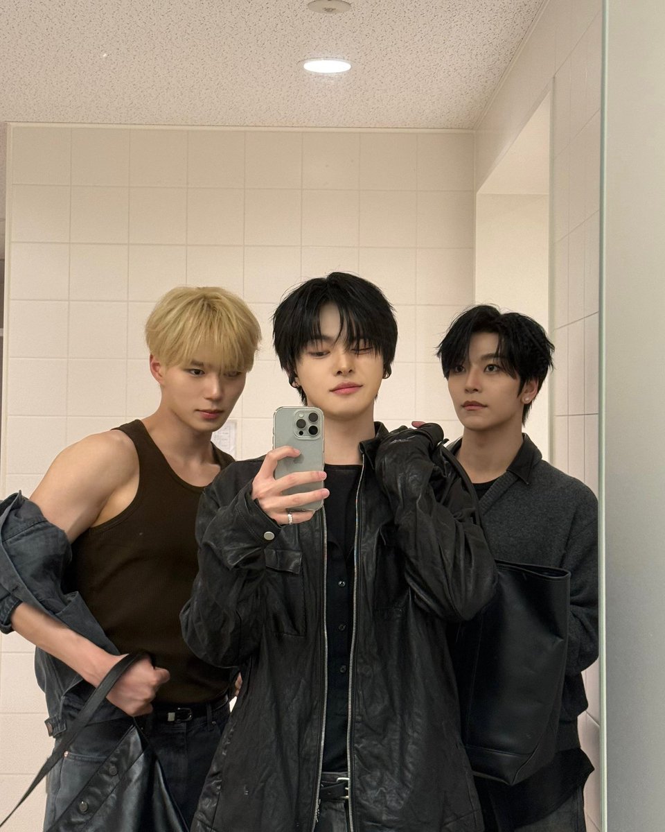 meroiyobaka__'s tweet photo. メロ男3ショット来たと思ったら何故かリオの後頭部ガンギマった目で見るシンロンいてツボって死にかけてる https://t.co/SYpMEUJ6N8