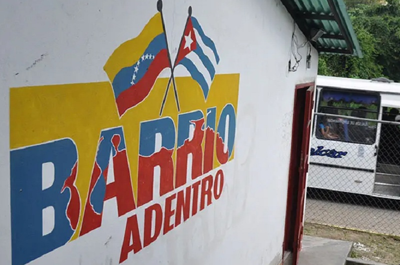 Médicos cubanos: Por encima de la mar, a sangre y cariño. Los médicos cubanos han cooperado en 165 países, con 2 300 millones de  consultas. Hoy laboran en 56 países unos 24 000 colaboradores, más del  50 por ciento son mujeres, #CubaCoopera #CubaPorLaVida #SanctiSpíritusEnMarcha