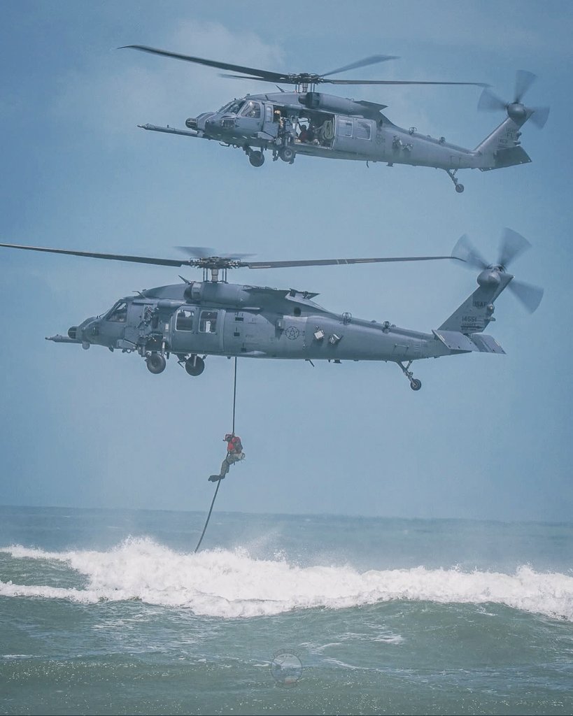 Airfemale14's tweet image. 🇺🇲 Surfs Up! 🏄‍♂️🌊🛟 #MilitaryMonday 🦅