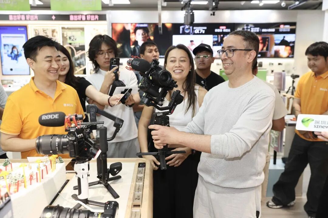 sz_mediagroup's tweet image. Viral Italian "Candy Guy" visits Shenzhen! Karem, an Italian hotel worker, went viral for asking Chinese tourists to bring him his favorite Hsu Fu Chi (徐福记) candy from Dongguan, Shenzhen’s neighbor city! On April 12, he arrived in Shenzhen(the world’s largest electronics hub).