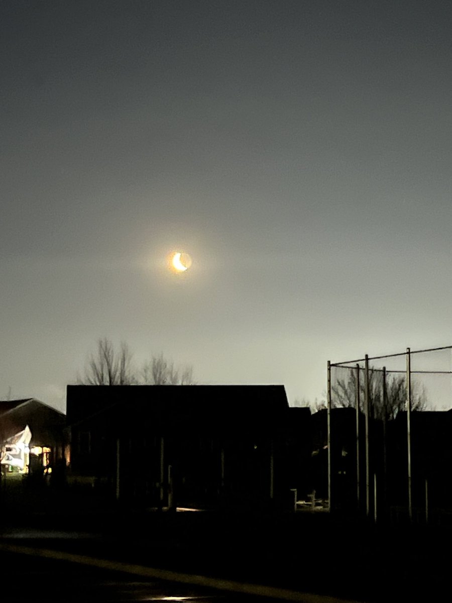 bigmattpaulsen's tweet image. Hello Monday! Never skip Mondays! 4:30 am wake up call! Up and at em for run streak day 990! Starting to get a little excited!! Have a great day all! I’ll try and make it to the gym later today! That moon is inspiring!!#justkeepmoving #inspire #missbella #thisis61 #brooksrunning